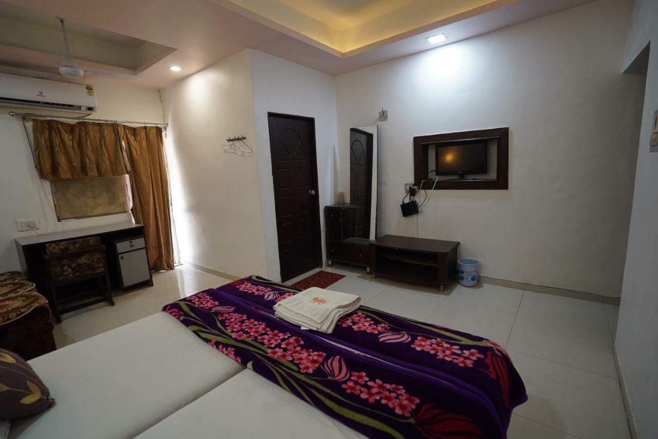 Hotel Royal Ahmedabad Exteriör bild
