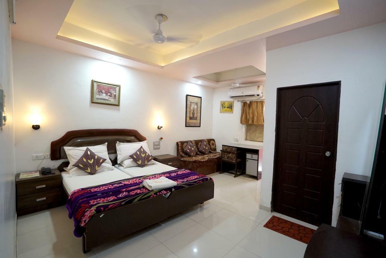Hotel Royal Ahmedabad Exteriör bild